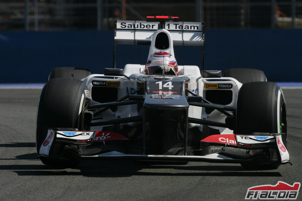 Kamui Kobayashi rueda con los neumáticos medios en Valencia