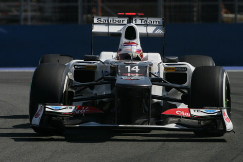 Kamui Kobayashi rueda con los neumáticos medios en Valencia