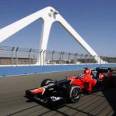 Timo Glock pasa por el puente móvil del Valencia Street Circuit