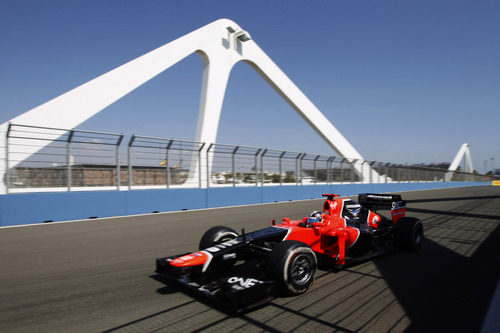 Timo Glock pasa por el puente móvil del Valencia Street Circuit