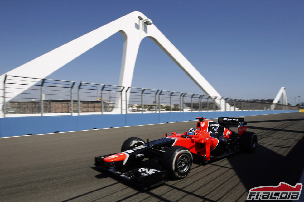 Timo Glock pasa por el puente móvil del Valencia Street Circuit