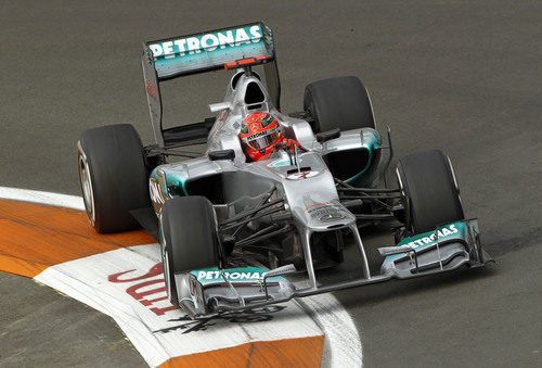 Michael Schumacher completa una vuelta lanzada en Valencia
