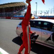 Fernando Alonso ondea la bandera de España en Valencia