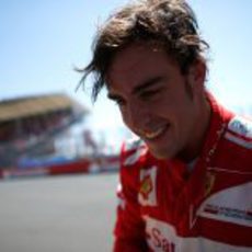 Fernando Alonso sudoroso y feliz tras ganar en Valencia 2012