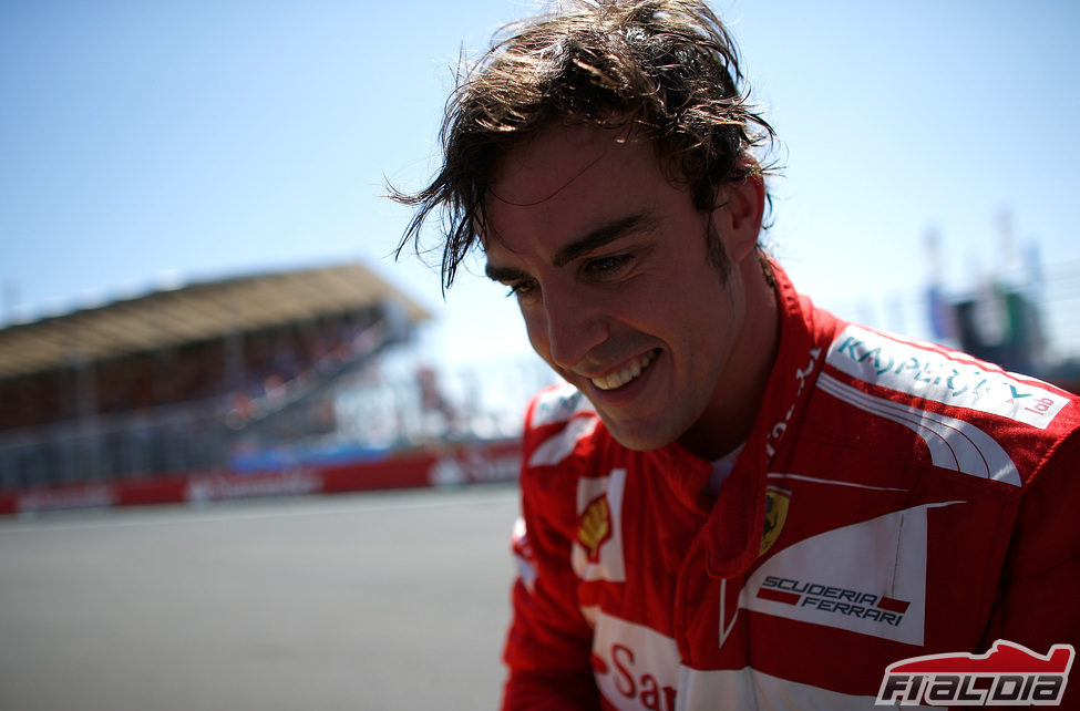Fernando Alonso sudoroso y feliz tras ganar en Valencia 2012