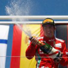 Fernando Alonso descorcha el champán en el GP de Europa 2012