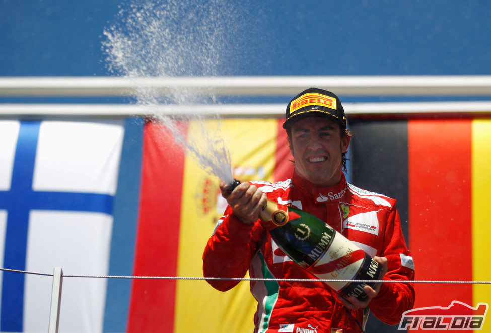 Fernando Alonso descorcha el champán en el GP de Europa 2012