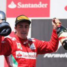 Fernando Alonso levanta su trofeo de ganador en Valencia