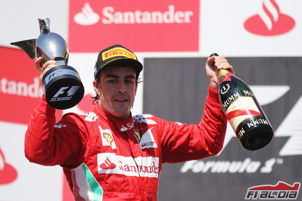 Fernando Alonso levanta su trofeo de ganador en Valencia