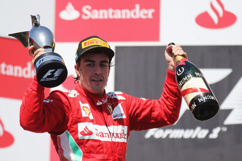 Fernando Alonso levanta su trofeo de ganador en Valencia