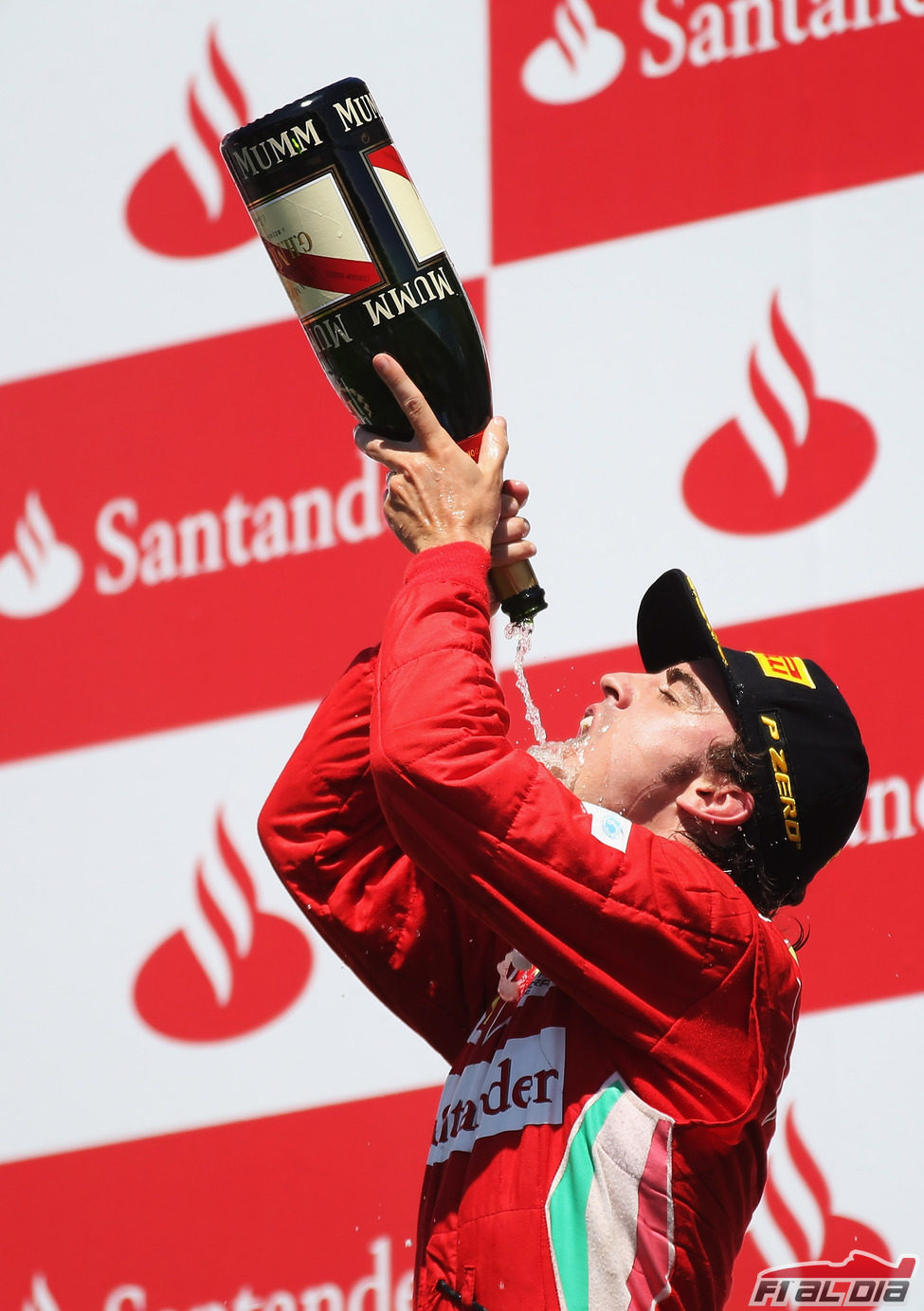 Alonso se empapa en champán en el podio de Valencia 2012
