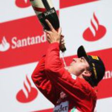 Alonso se empapa en champán en el podio de Valencia 2012