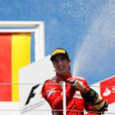 Fernando Alonso riega a sus mecánicos con champán en el GP de Europa 2012
