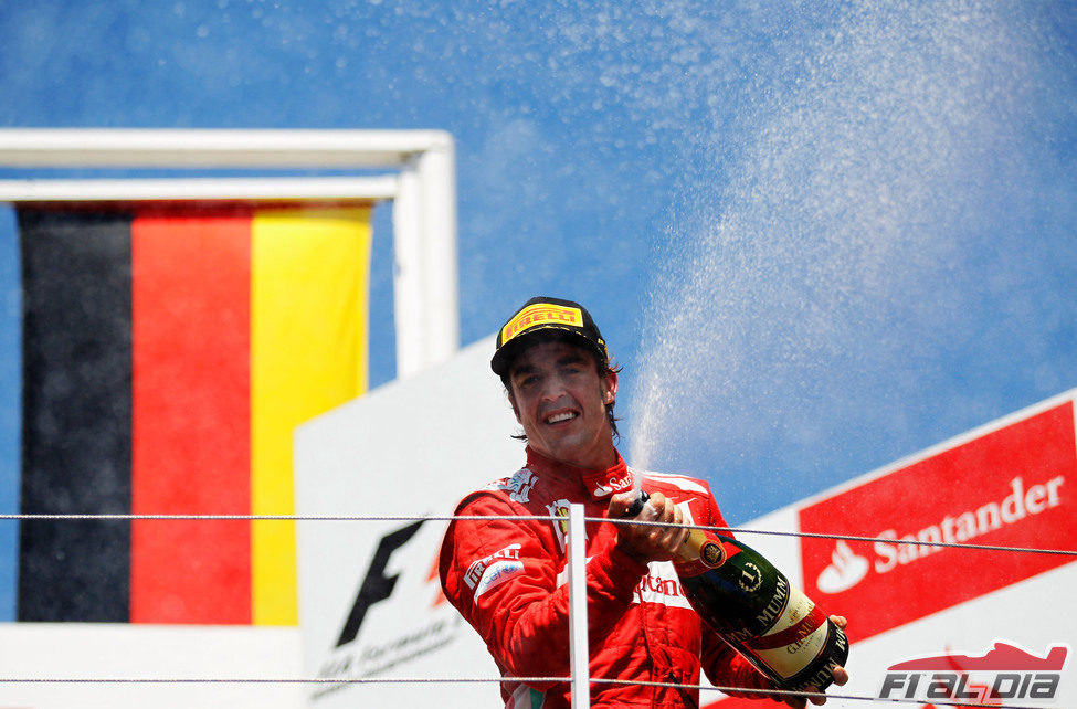 Fernando Alonso riega a sus mecánicos con champán en el GP de Europa 2012