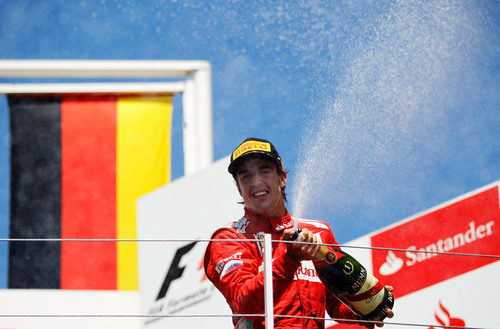 Fernando Alonso riega a sus mecánicos con champán en el GP de Europa 2012