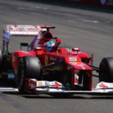 Fernando Alonso levanta el puño al ganar el Valencia 2012