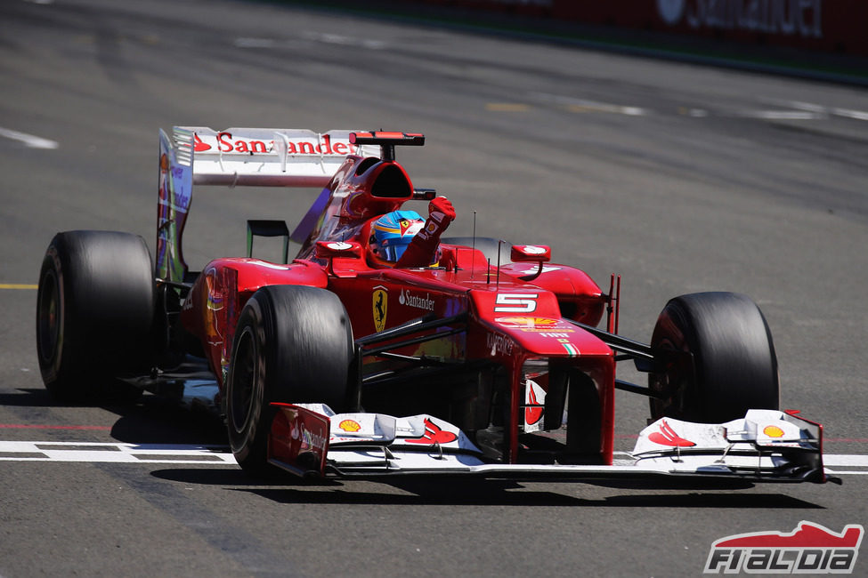 Fernando Alonso levanta el puño al ganar el Valencia 2012