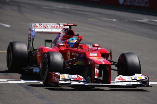 Fernando Alonso levanta el puño al ganar el Valencia 2012