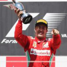 Fernando Alonso levanta su trofeo de ganador en el GP de Europa 2012