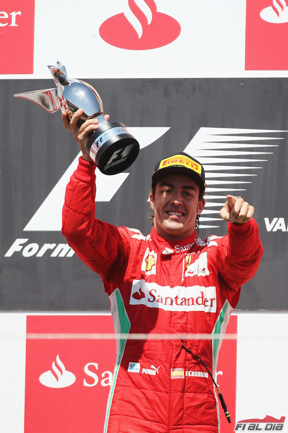 Fernando Alonso levanta su trofeo de ganador en el GP de Europa 2012