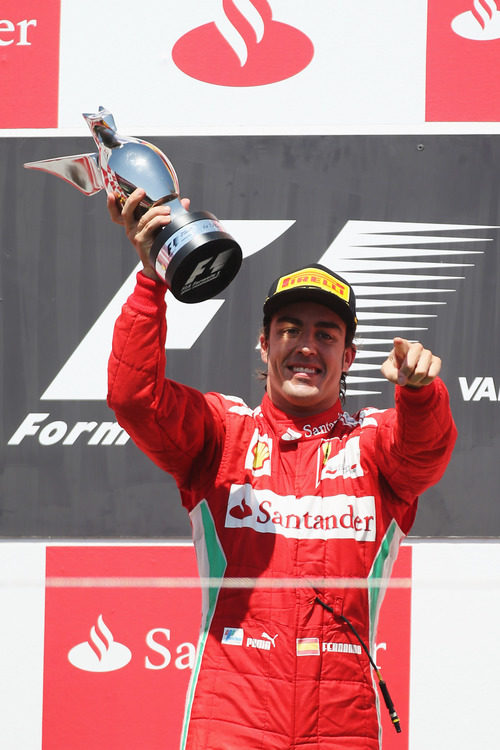 Fernando Alonso levanta su trofeo de ganador en el GP de Europa 2012