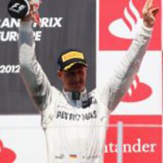 Michael Schumacher levanta su trofeo en el GP de Europa 2012