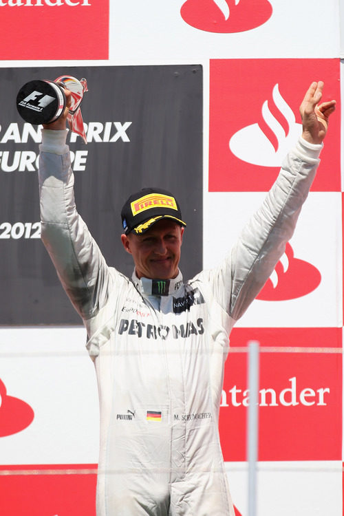 Michael Schumacher levanta su trofeo en el GP de Europa 2012