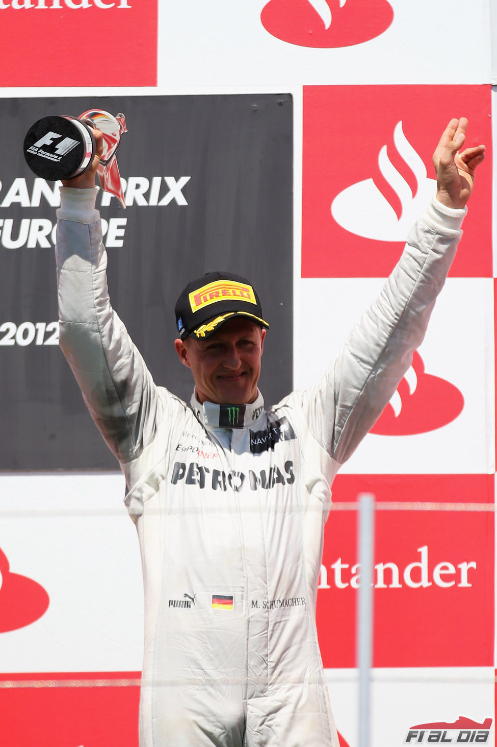 Michael Schumacher levanta su trofeo en el GP de Europa 2012