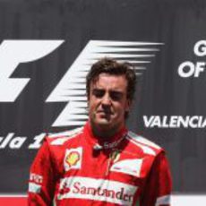 Fernando Alonso muy emocionado en el podio de Valencia 2012