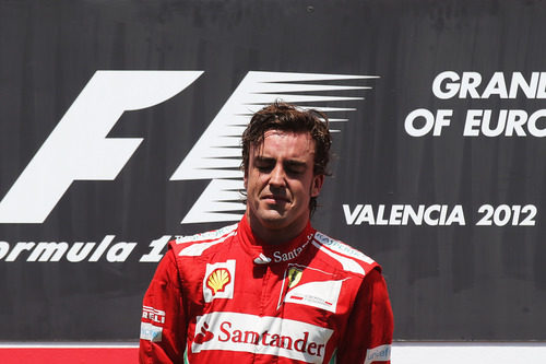 Fernando Alonso muy emocionado en el podio de Valencia 2012