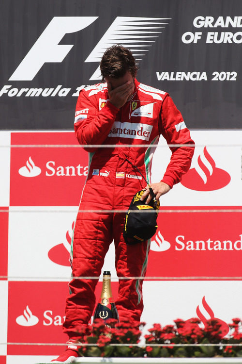 Fernando Alonso llora en el podio del GP de Europa 2012