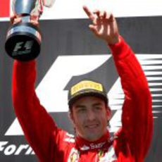 Fernando Alonso con su trofeo en el podio de Valencia 2012