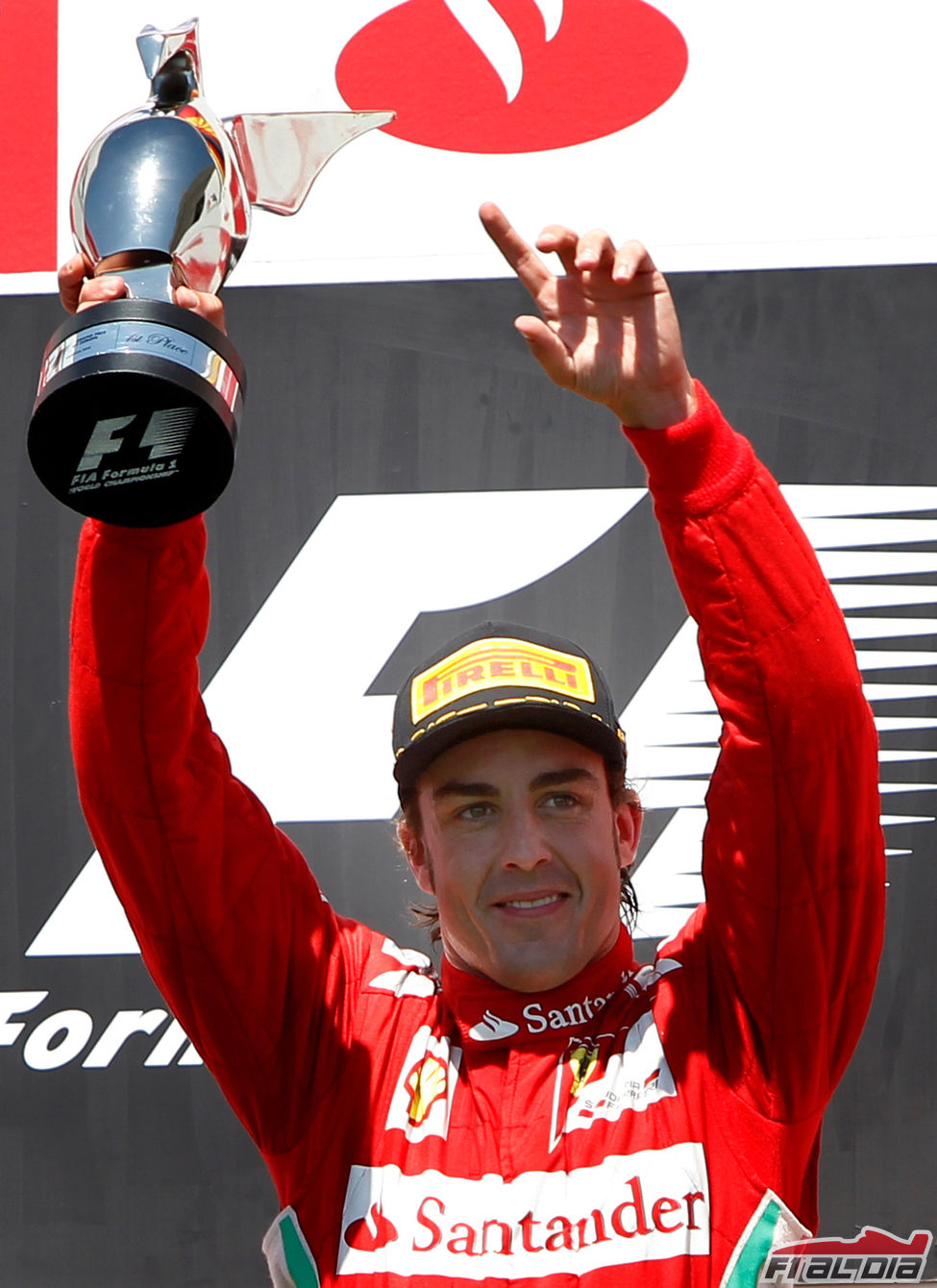 Fernando Alonso con su trofeo en el podio de Valencia 2012