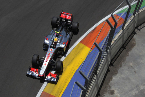 Lewis Hamilton progresa tras su primera parada en carrera