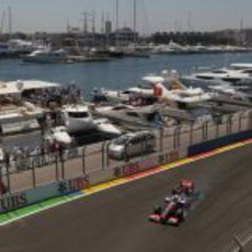 Jenson Button se pasa de frenada en el Valencia Street Circuit