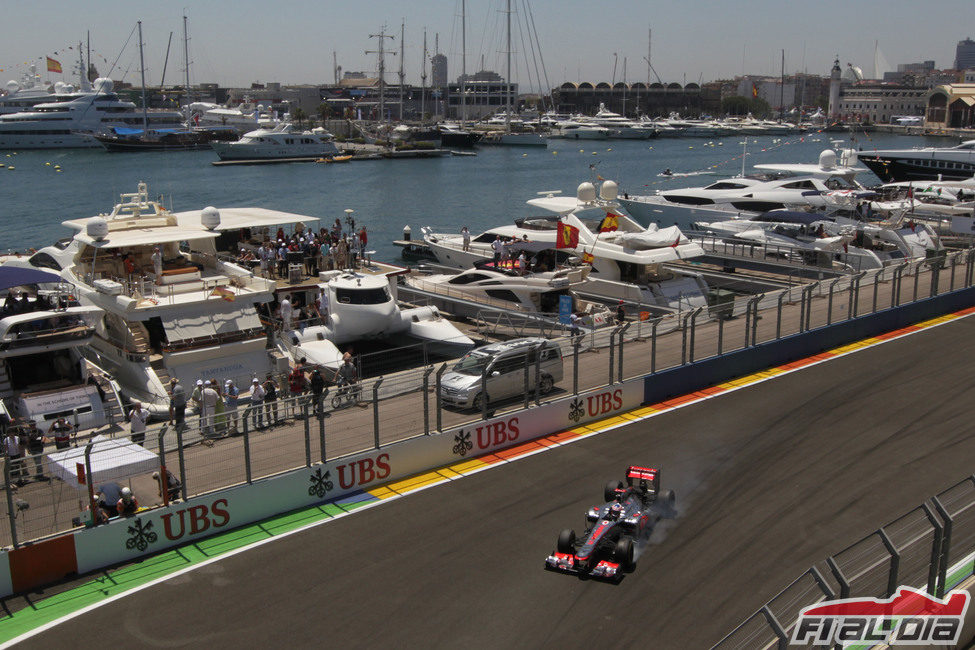 Jenson Button se pasa de frenada en el Valencia Street Circuit