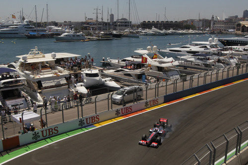 Jenson Button se pasa de frenada en el Valencia Street Circuit