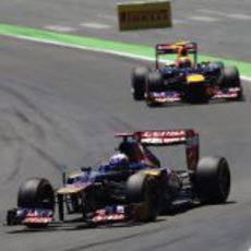 Daniel Ricciardo intenta mantener posición en carrera