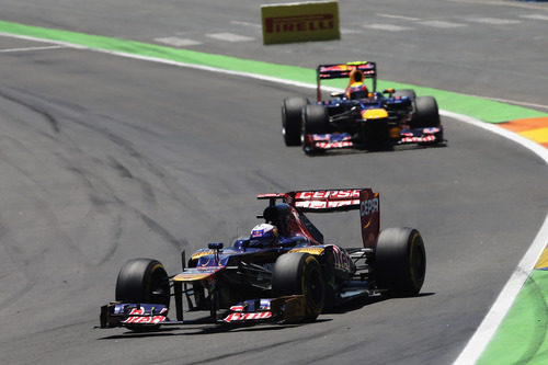 Daniel Ricciardo intenta mantener posición en carrera