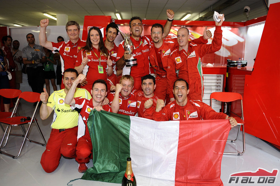 Algunos componentes de Ferrari celebran la victoria de Fernando Alonso
