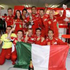 Algunos componentes de Ferrari celebran la victoria de Fernando Alonso