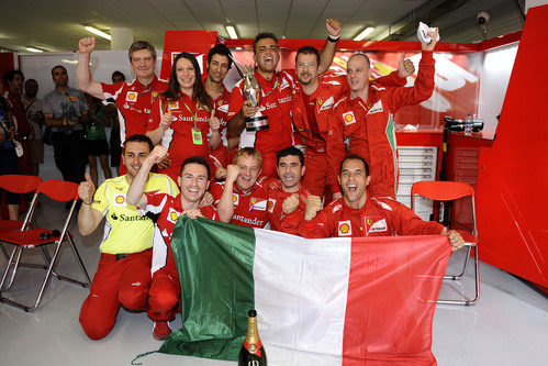 Algunos componentes de Ferrari celebran la victoria de Fernando Alonso