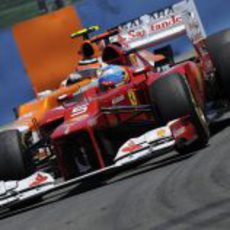 Fernando Alonso conduce directo a la victoria en Valencia