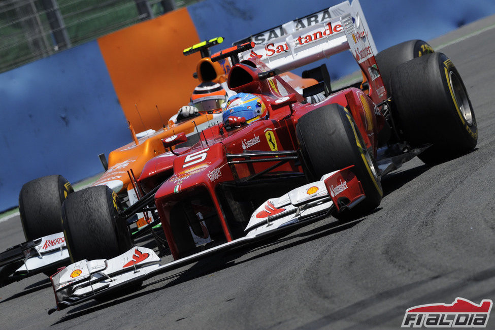 Fernando Alonso conduce directo a la victoria en Valencia