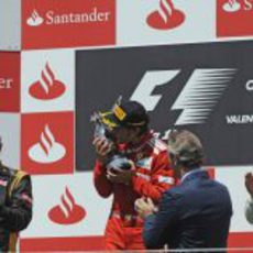 Fernando Alonso besa el trofeo en el podio