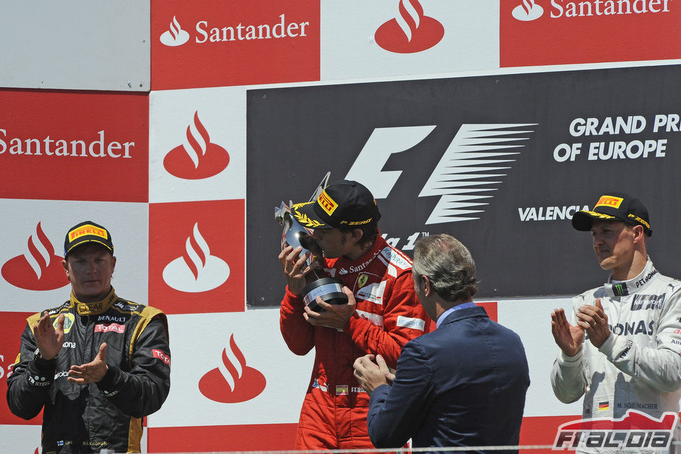 Fernando Alonso besa el trofeo en el podio
