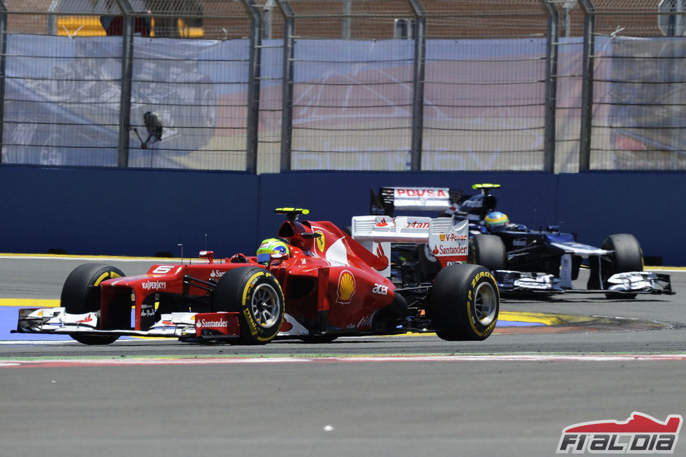 Felipe Massa rueda con los blandos en la carrera en Valencia