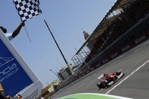 La bandera a cuadros se rinde ante la victoria de Fernando Alonso