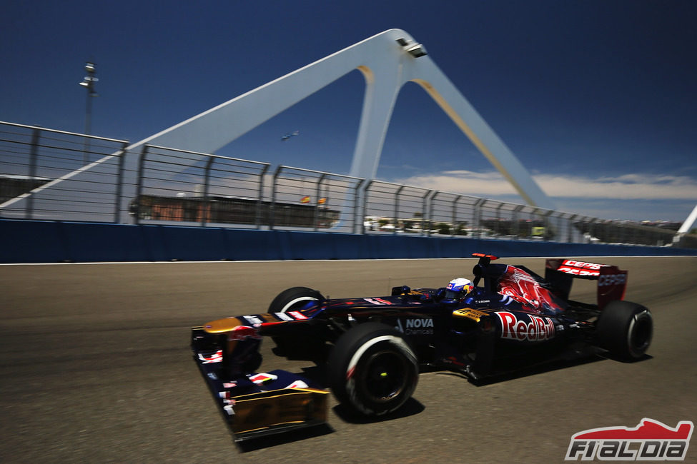 Daniel Ricciardo cruza el puente del Valencia Street Circuit