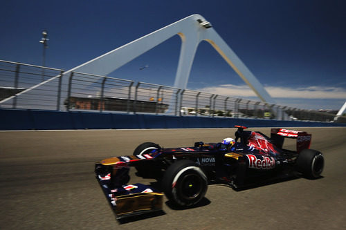 Daniel Ricciardo cruza el puente del Valencia Street Circuit